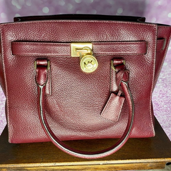 💃HP💃!Micheal Kors Hamilton, dust bag, shoulder strap never used, lock and key - Picture 8 of 15